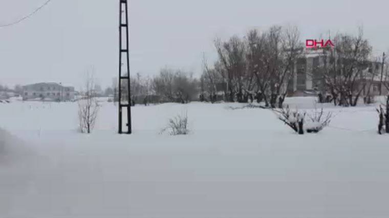 Karlıova’da 25 köy yolu kapandı. Tek katlı evler kara gömüldü - Resim: 13